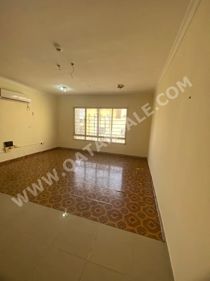 1 Bedrooms  Apartment  in Doha -  Umm Ghuwailina  Not Furnished