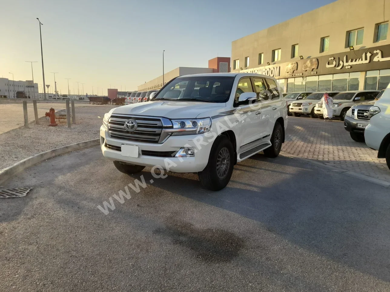 Toyota  Land Cruiser  VXR  2018  Automatic  228,000 Km  8 Cylinder  Four Wheel Drive (4WD)  SUV  White