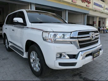 Toyota  Land Cruiser  GXR  2019  Automatic  165,000 Km  8 Cylinder  Four Wheel Drive (4WD)  SUV  White