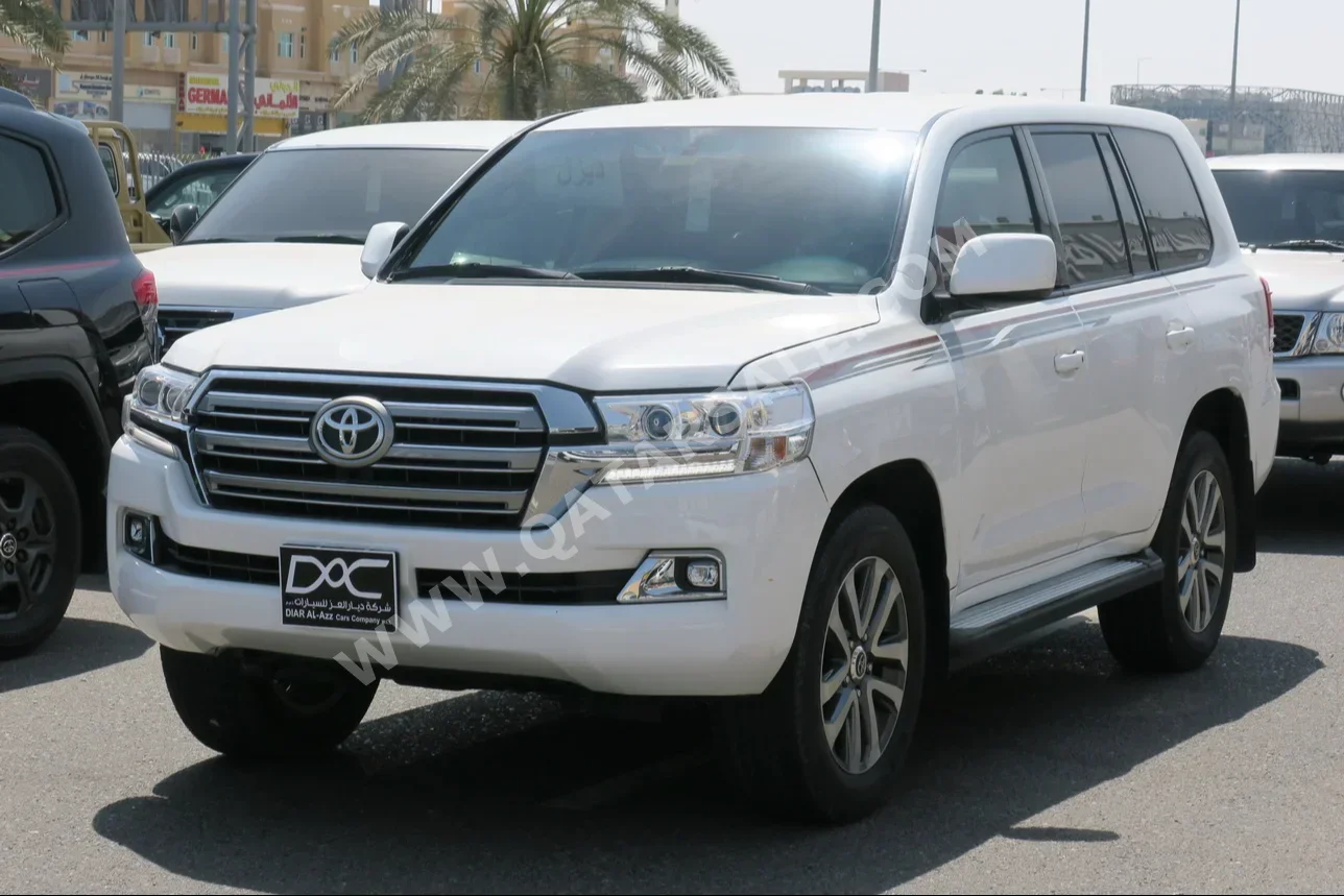 Toyota  Land Cruiser  GXR  2011  Automatic  104,000 Km  8 Cylinder  Four Wheel Drive (4WD)  SUV  White