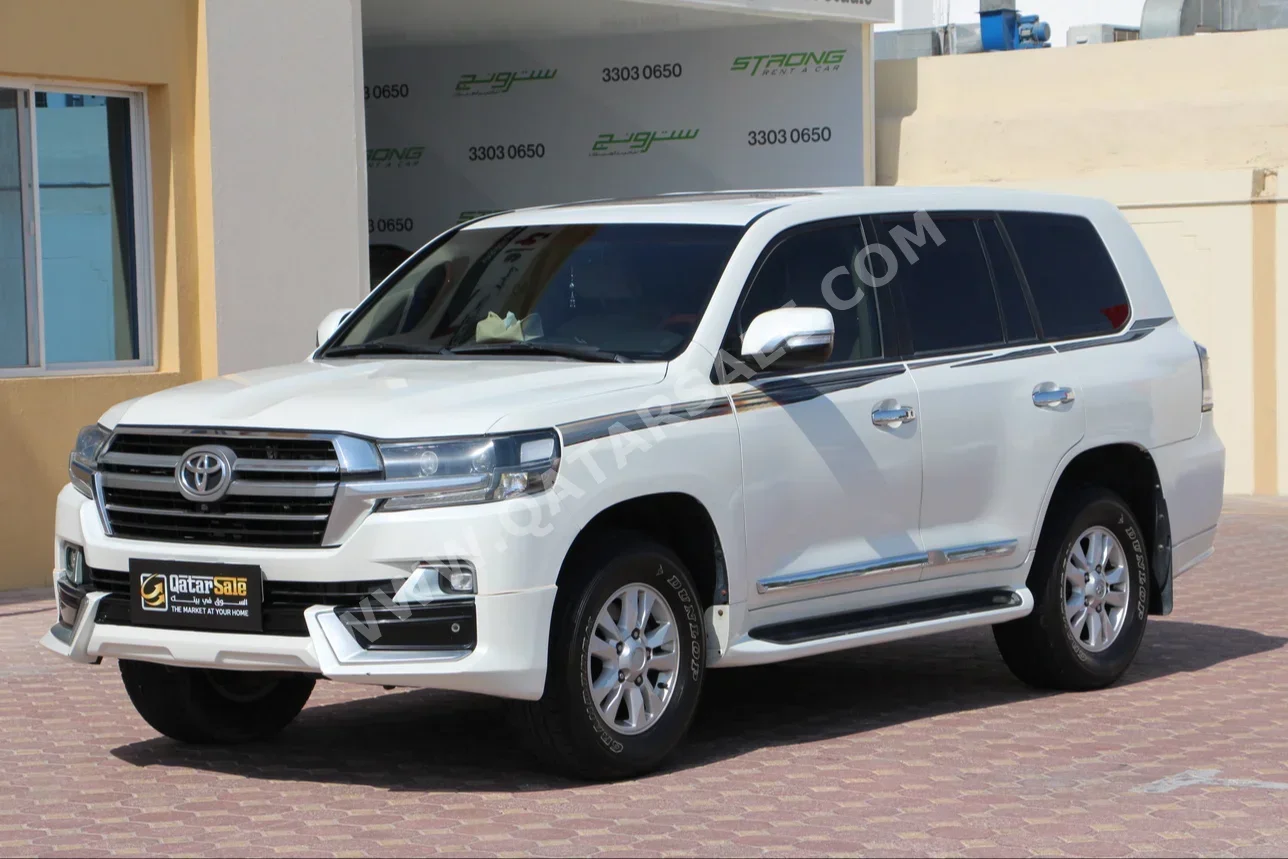 Toyota  Land Cruiser  GXR  2012  Automatic  243,000 Km  8 Cylinder  Four Wheel Drive (4WD)  SUV  White