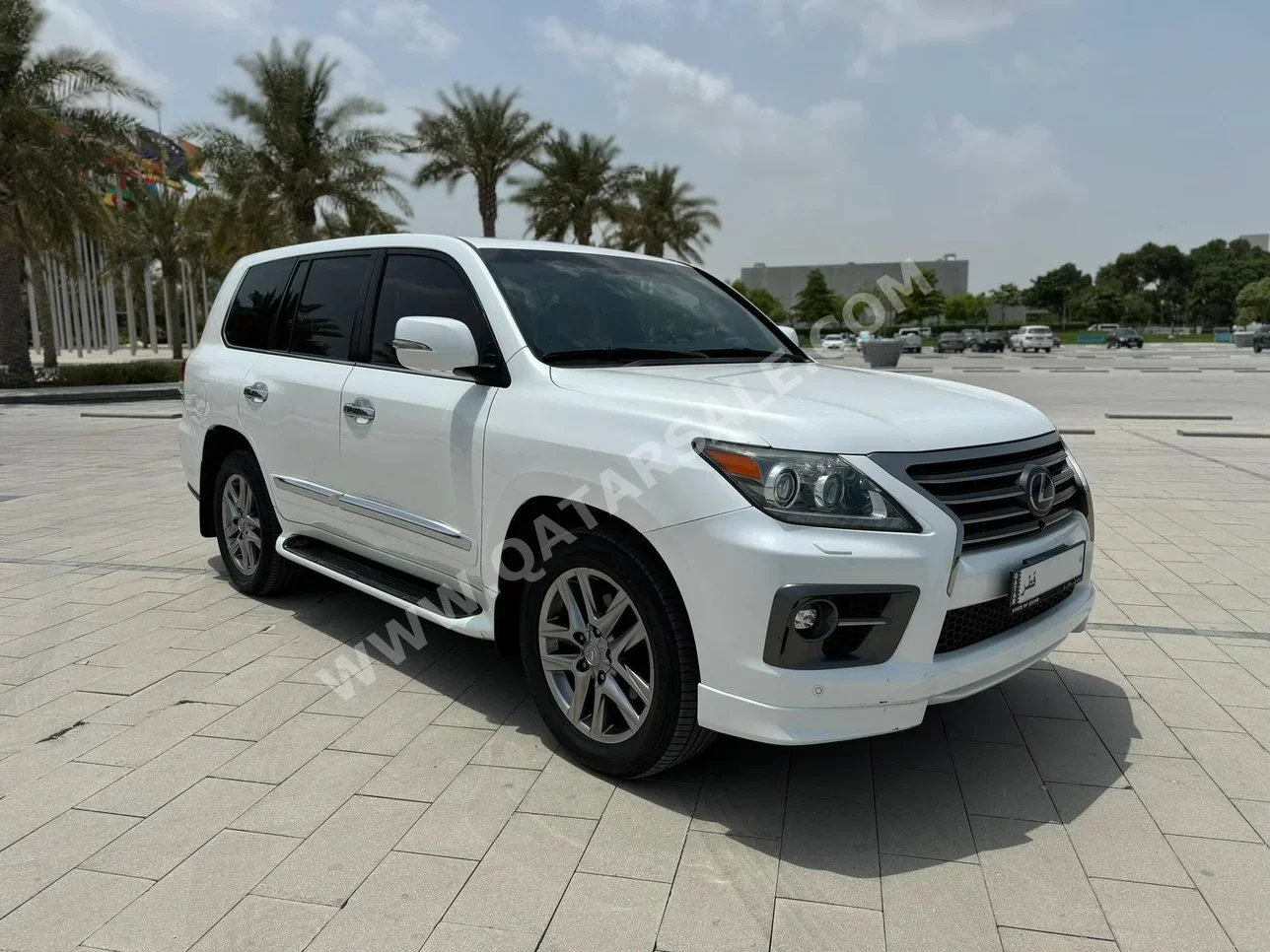 Lexus  LX  570  2014  Automatic  267,000 Km  8 Cylinder  Four Wheel Drive (4WD)  SUV  White