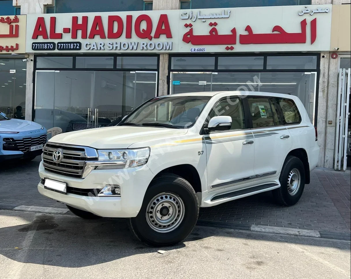 Toyota  Land Cruiser  VXR  2016  Automatic  350,000 Km  8 Cylinder  Four Wheel Drive (4WD)  SUV  White