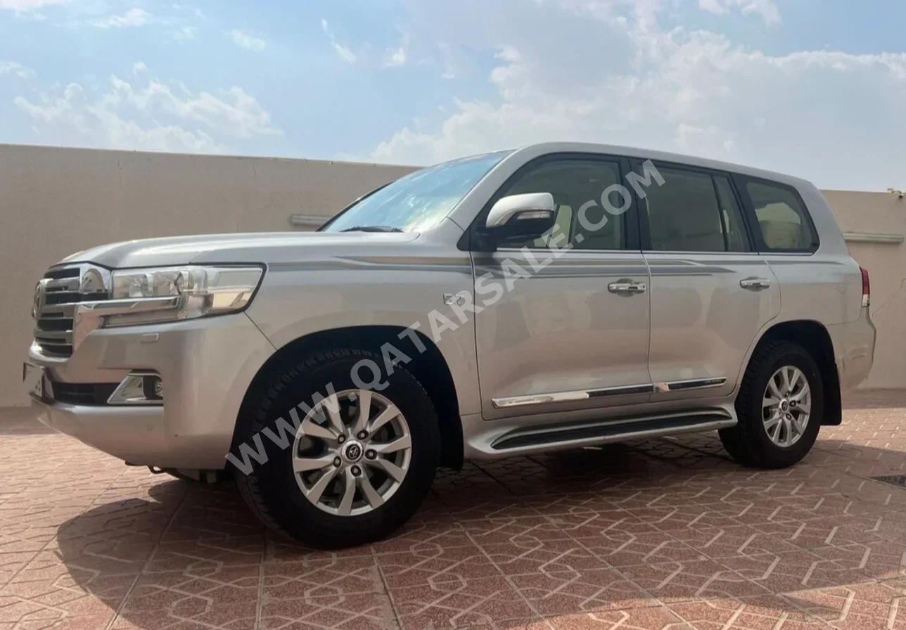 Toyota  Land Cruiser  VXR  2016  Automatic  210,000 Km  8 Cylinder  Four Wheel Drive (4WD)  SUV  Silver