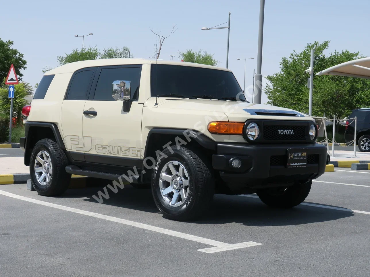  Toyota  FJ Cruiser  2023  Automatic  21,900 Km  6 Cylinder  Four Wheel Drive (4WD)  SUV  Beige  With Warranty