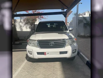 Toyota  Land Cruiser  GXR  2012  Automatic  380,000 Km  8 Cylinder  Four Wheel Drive (4WD)  Sedan  White and Gray