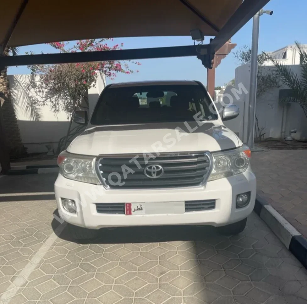 Toyota  Land Cruiser  GXR  2012  Automatic  380,000 Km  8 Cylinder  Four Wheel Drive (4WD)  Sedan  White and Gray