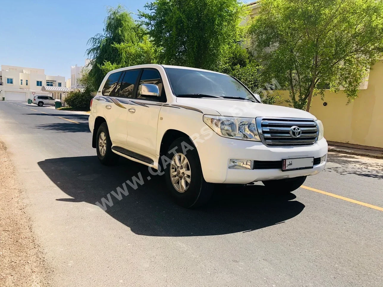 Toyota  Land Cruiser  GXR  2011  Automatic  540,000 Km  8 Cylinder  Four Wheel Drive (4WD)  SUV  White