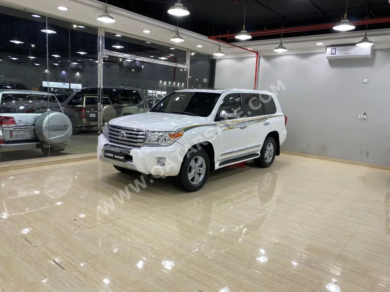 Toyota  Land Cruiser  VXR  2014  Automatic  186,000 Km  8 Cylinder  Four Wheel Drive (4WD)  SUV  White