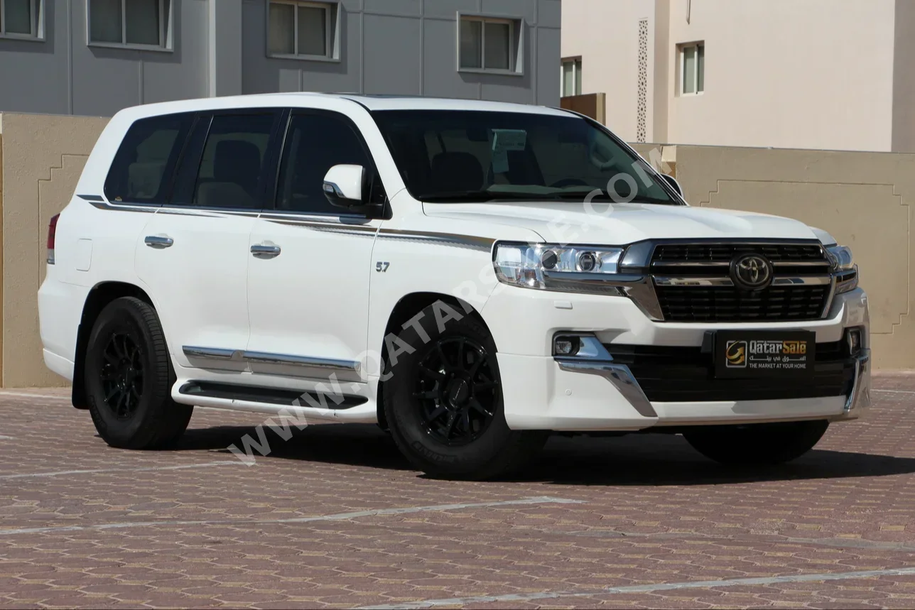 Toyota  Land Cruiser  VXR  2021  Automatic  138,000 Km  8 Cylinder  Four Wheel Drive (4WD)  SUV  White