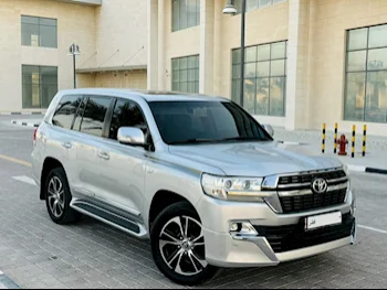 Toyota  Land Cruiser  VXR  2016  Automatic  172,000 Km  8 Cylinder  Four Wheel Drive (4WD)  SUV  Gray