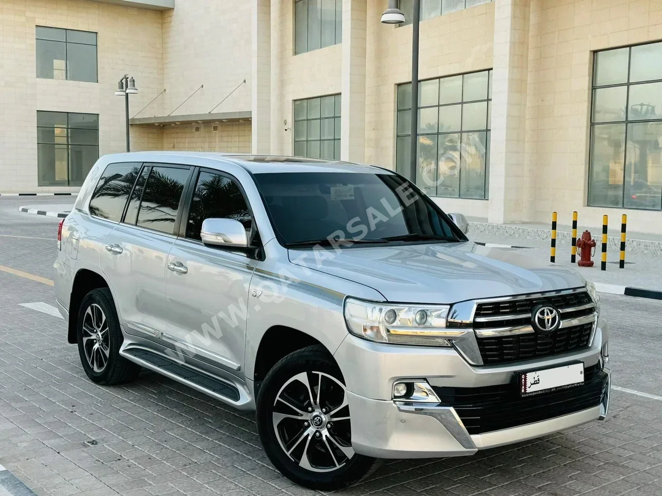 Toyota  Land Cruiser  VXR  2016  Automatic  172,000 Km  8 Cylinder  Four Wheel Drive (4WD)  SUV  Gray