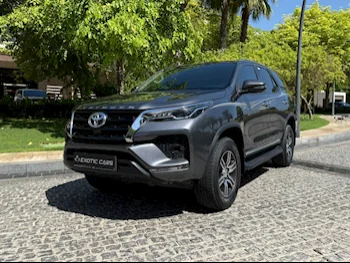 Toyota  Fortuner  2022  Automatic  63,000 Km  4 Cylinder  Four Wheel Drive (4WD)  SUV  Gray