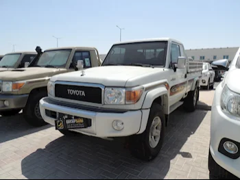 Toyota  Land Cruiser  LX  2017  Manual  176,000 Km  6 Cylinder  Four Wheel Drive (4WD)  Pick Up  White