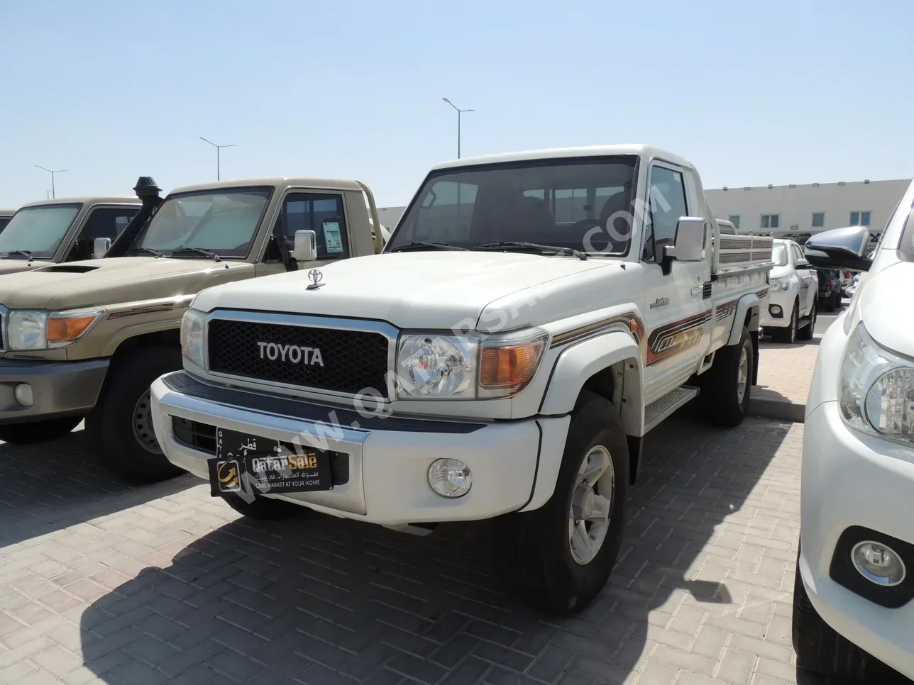 Toyota  Land Cruiser  LX  2017  Manual  176,000 Km  6 Cylinder  Four Wheel Drive (4WD)  Pick Up  White