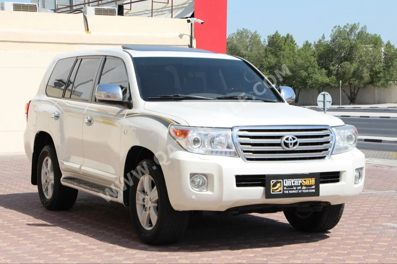 Toyota  Land Cruiser  VXR  2012  Automatic  291,000 Km  8 Cylinder  Four Wheel Drive (4WD)  SUV  Pearl