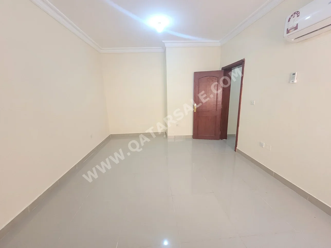1 Bedrooms  Apartment  in Doha -  Umm Ghuwailina  Not Furnished