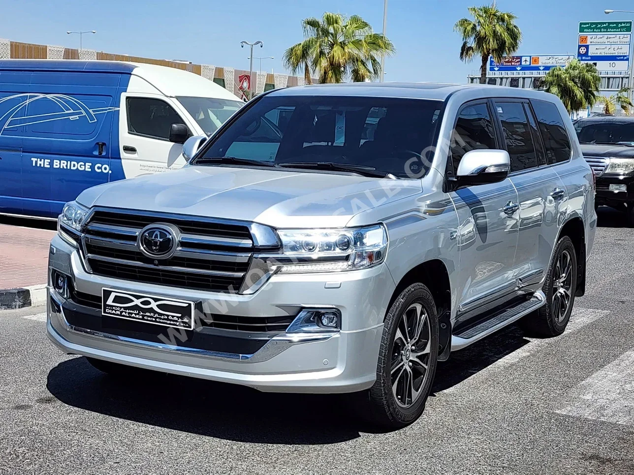 Toyota  Land Cruiser  VXR  2019  Automatic  159,000 Km  8 Cylinder  Four Wheel Drive (4WD)  SUV  Silver