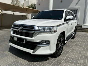 Toyota  Land Cruiser  VXR  2018  Automatic  190,000 Km  8 Cylinder  Four Wheel Drive (4WD)  SUV  White