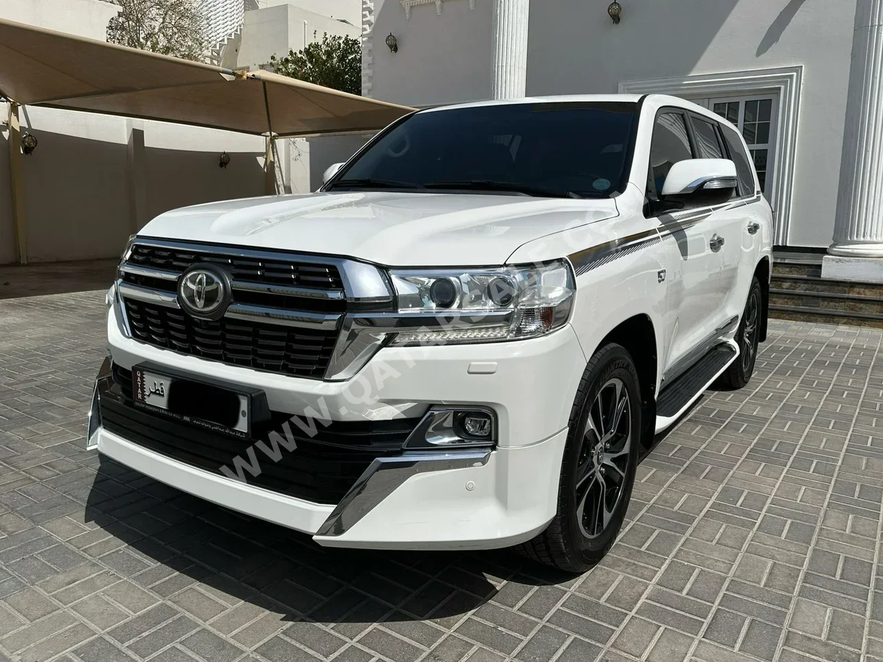 Toyota  Land Cruiser  VXR  2018  Automatic  190,000 Km  8 Cylinder  Four Wheel Drive (4WD)  SUV  White