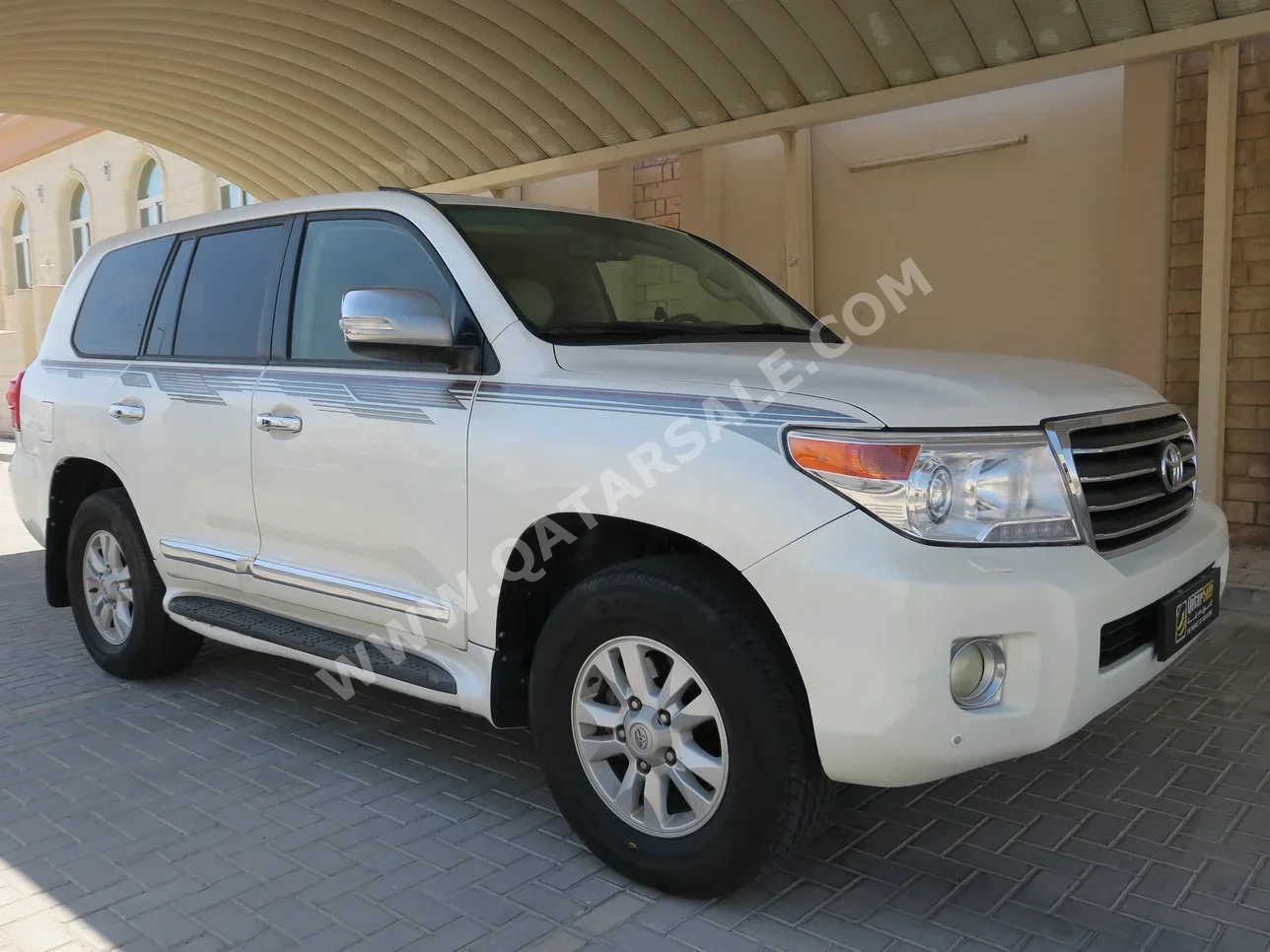 Toyota  Land Cruiser  GXR  2014  Automatic  320,000 Km  8 Cylinder  Four Wheel Drive (4WD)  SUV  White