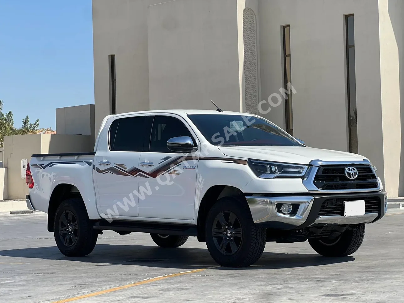 Toyota  Hilux  SR5  2024  Automatic  10,000 Km  4 Cylinder  Four Wheel Drive (4WD)  Pick Up  White  With Warranty