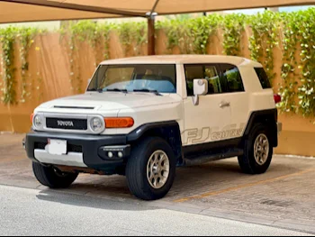 Toyota  FJ Cruiser  2013  Automatic  300,000 Km  6 Cylinder  Four Wheel Drive (4WD)  SUV  White