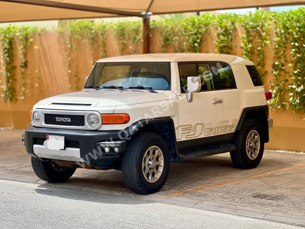 Toyota  FJ Cruiser  2013  Automatic  300,000 Km  6 Cylinder  Four Wheel Drive (4WD)  SUV  White