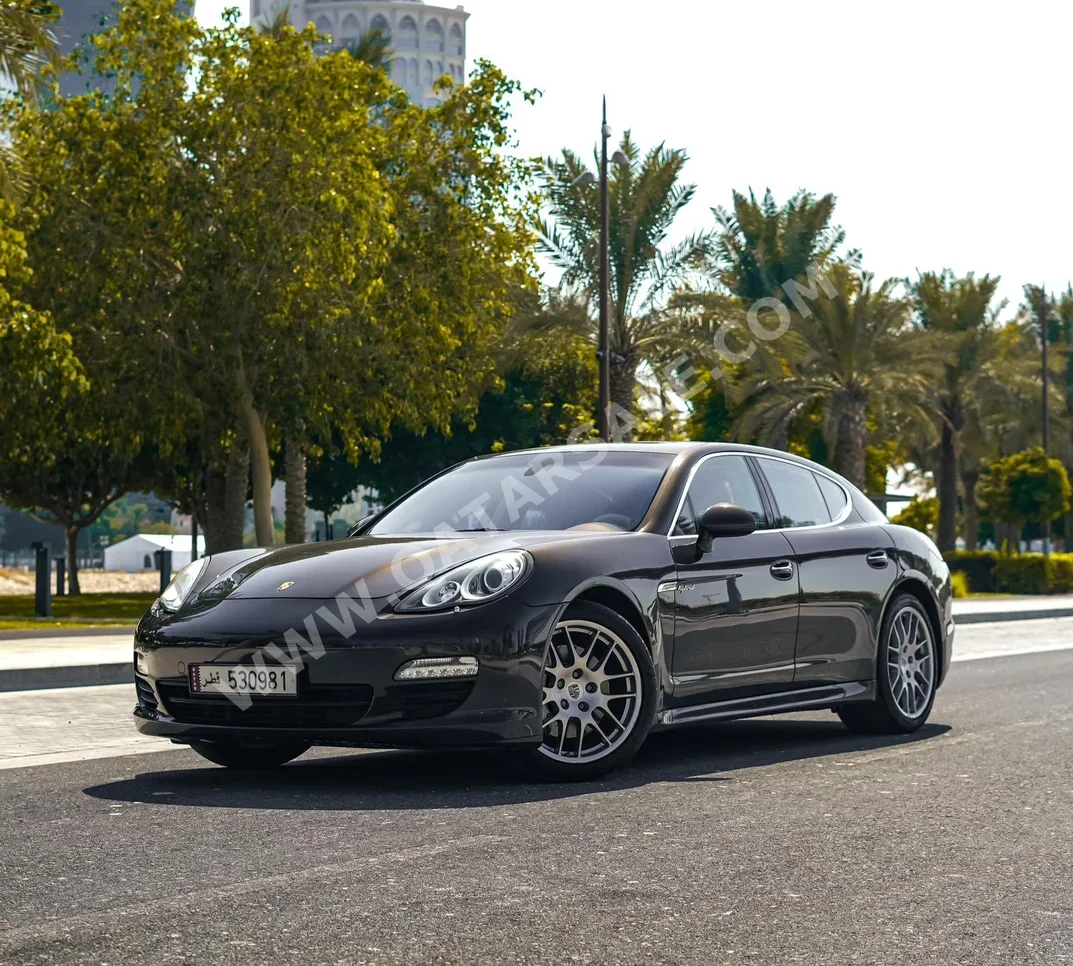 Porsche  Panamera  S  2013  Automatic  70,000 Km  8 Cylinder  Rear Wheel Drive (RWD)  Sedan  Black