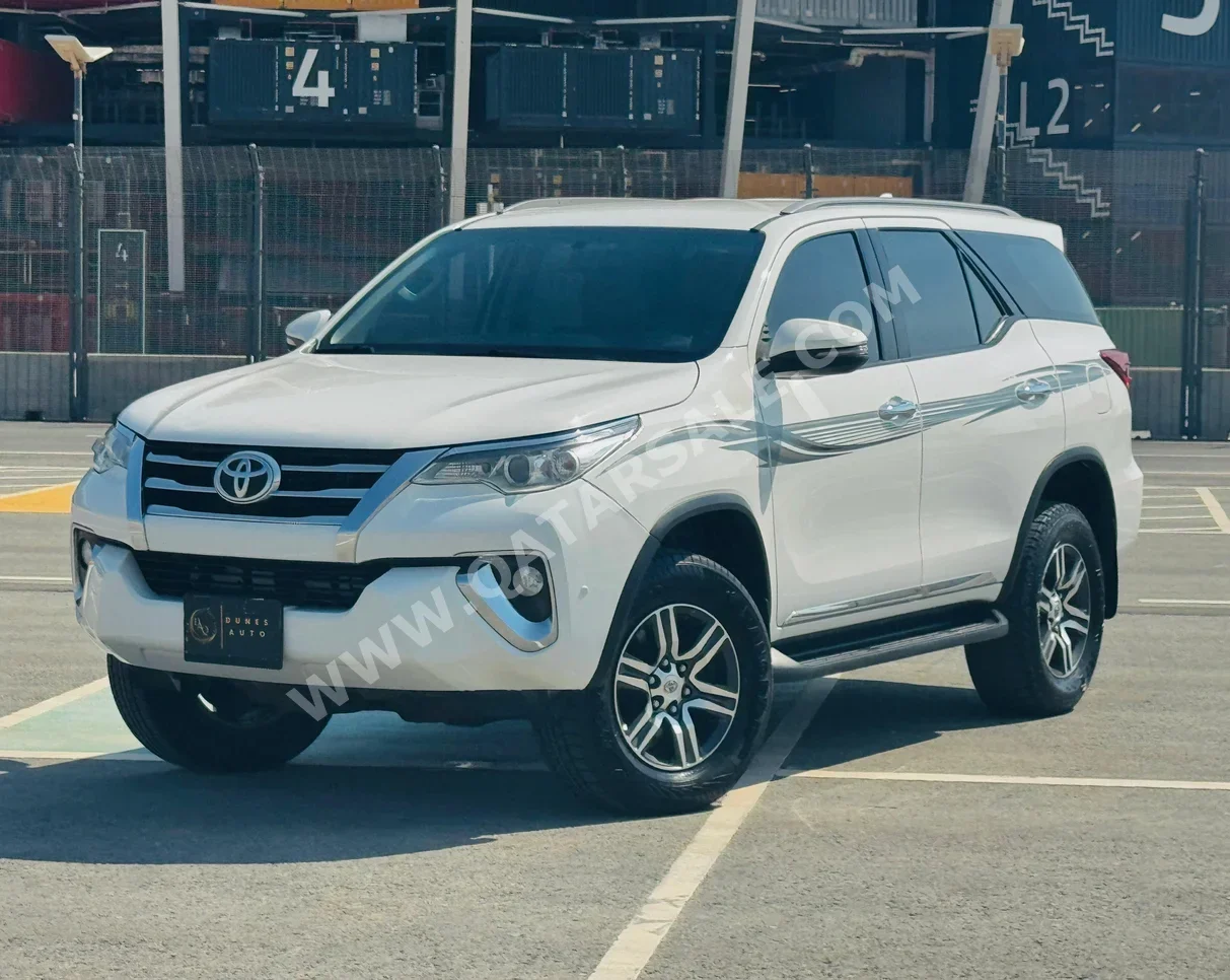 Toyota  Fortuner  SR5  2019  Automatic  104,000 Km  6 Cylinder  Four Wheel Drive (4WD)  SUV  White