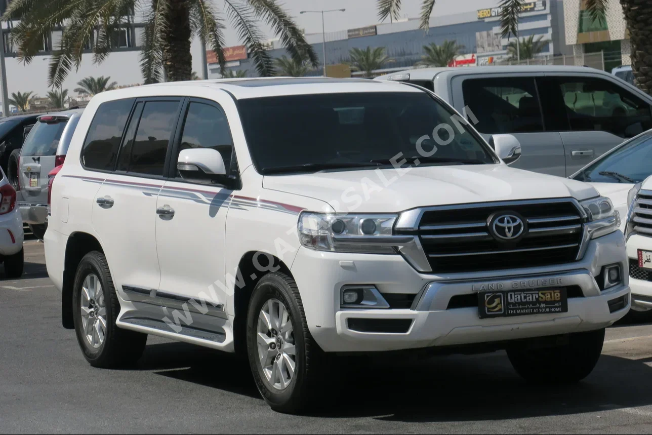 Toyota  Land Cruiser  GXR  2016  Automatic  250,000 Km  8 Cylinder  Four Wheel Drive (4WD)  SUV  White