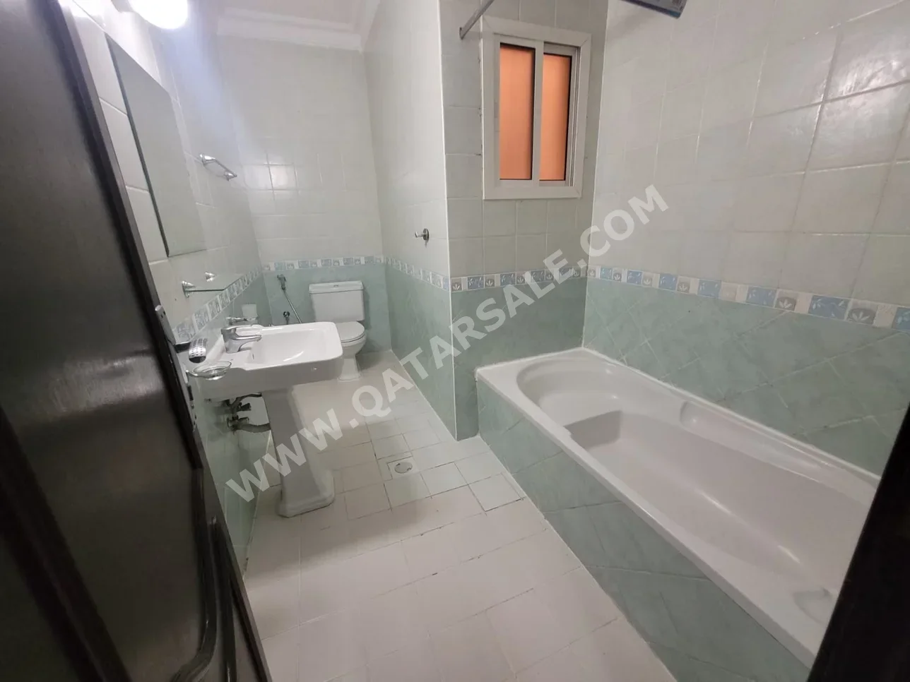 3 Bedrooms  Apartment  in Doha -  Al Mansoura  Fully Furnished