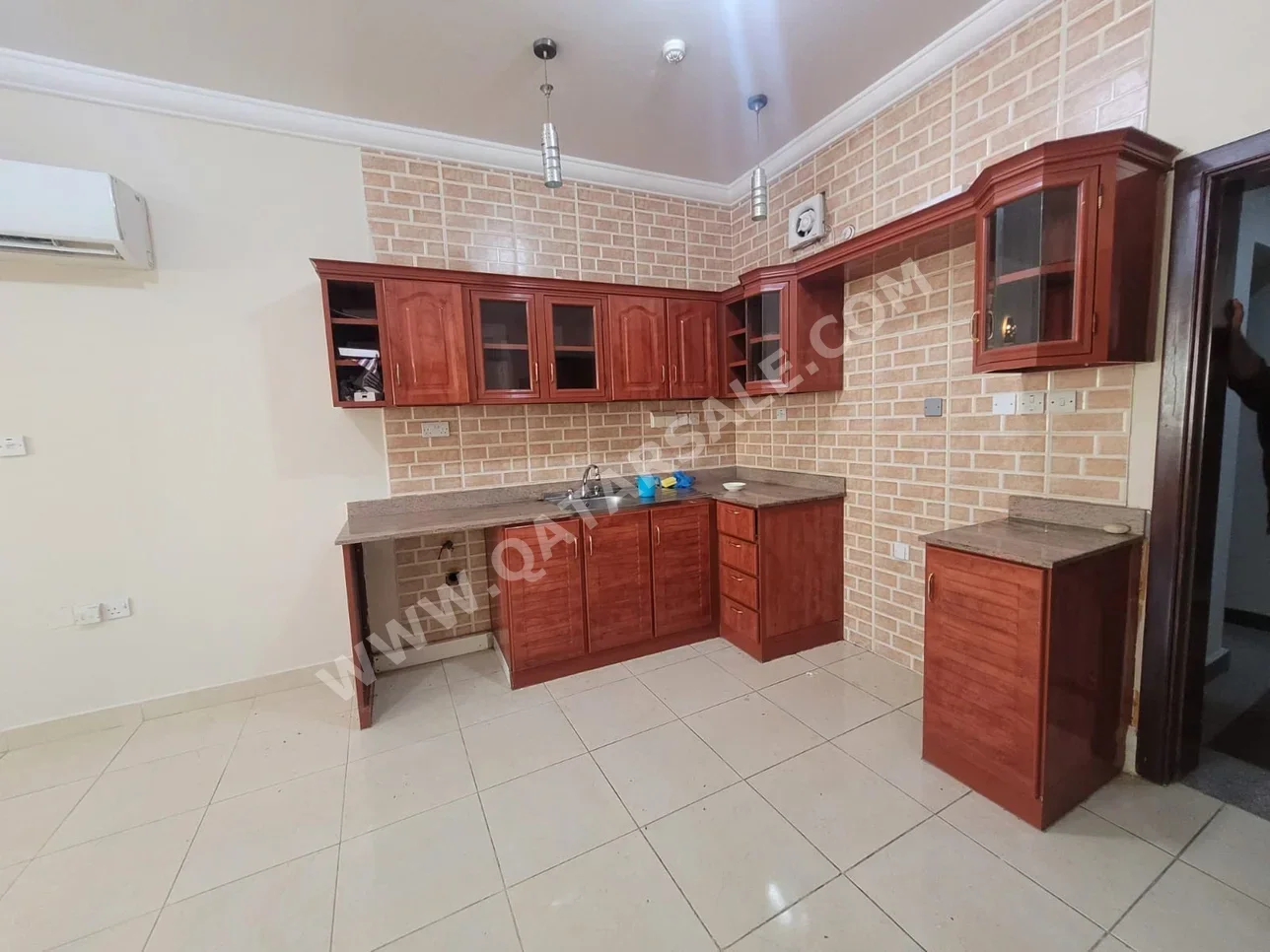 1 Bedrooms  Apartment  in Doha -  Umm Ghuwailina  Not Furnished