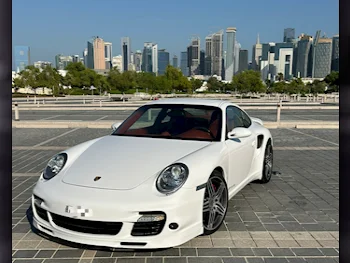 بورش  911  توربو  2007  اوتوماتيك  118,000 كم  6 سلندر  دفع خلفي  كوبيه \ سبورت  أبيض