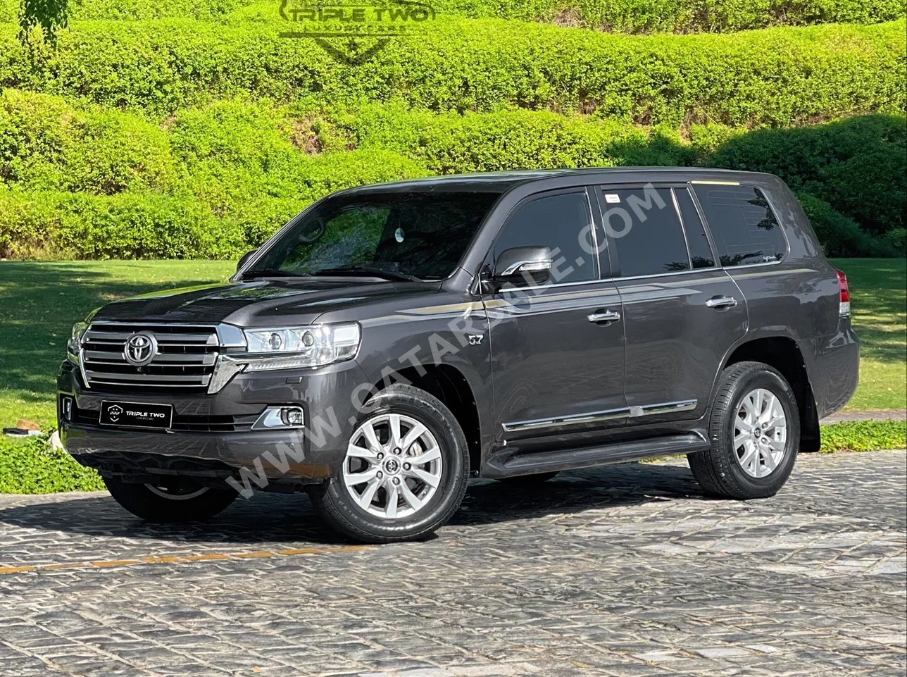 Toyota  Land Cruiser  VXR  2018  Automatic  263,500 Km  8 Cylinder  Four Wheel Drive (4WD)  SUV  Gray  With Warranty