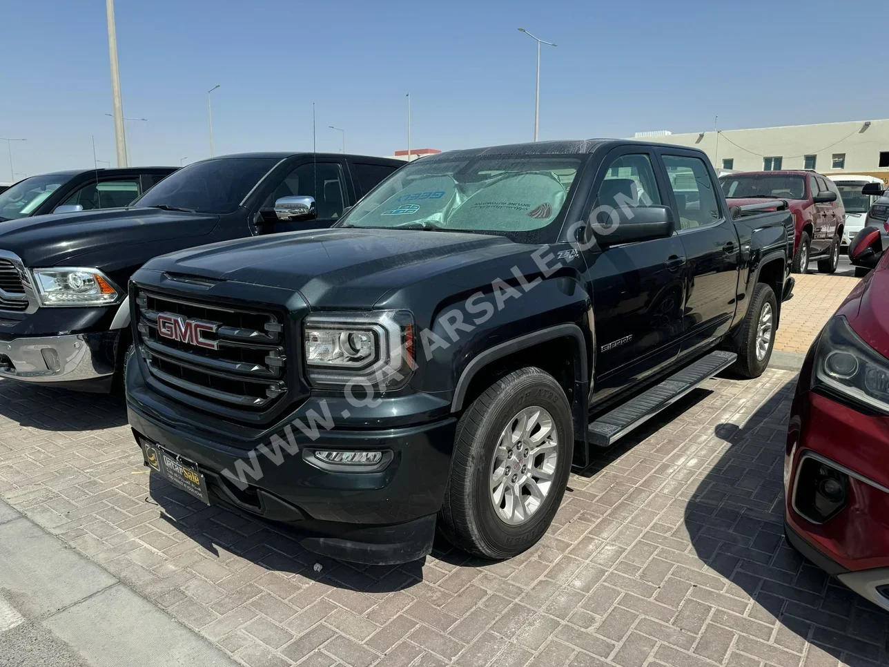  GMC  Sierra  SLE  2017  Automatic  194,000 Km  8 Cylinder  Four Wheel Drive (4WD)  Pick Up  Black  With Warranty