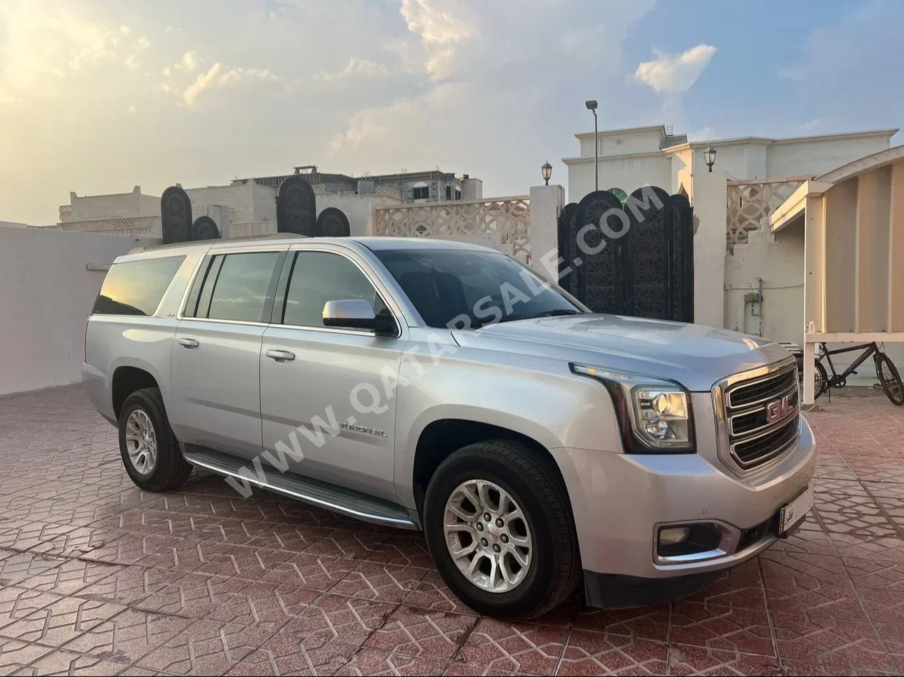 GMC  Yukon  XL  2015  Automatic  154,000 Km  8 Cylinder  Rear Wheel Drive (RWD)  SUV  Silver