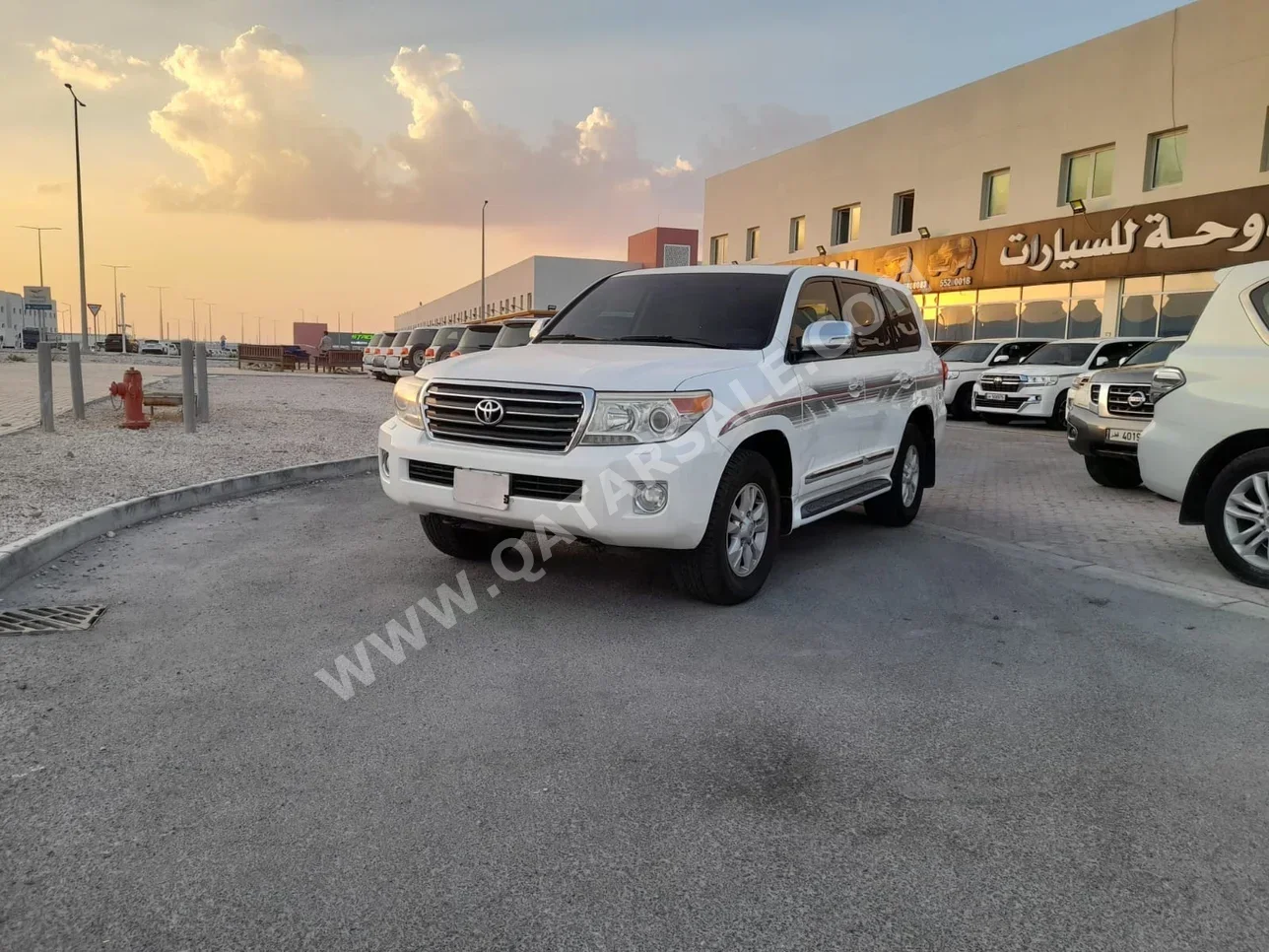 Toyota  Land Cruiser  GXR  2013  Automatic  180,000 Km  8 Cylinder  Four Wheel Drive (4WD)  SUV  White