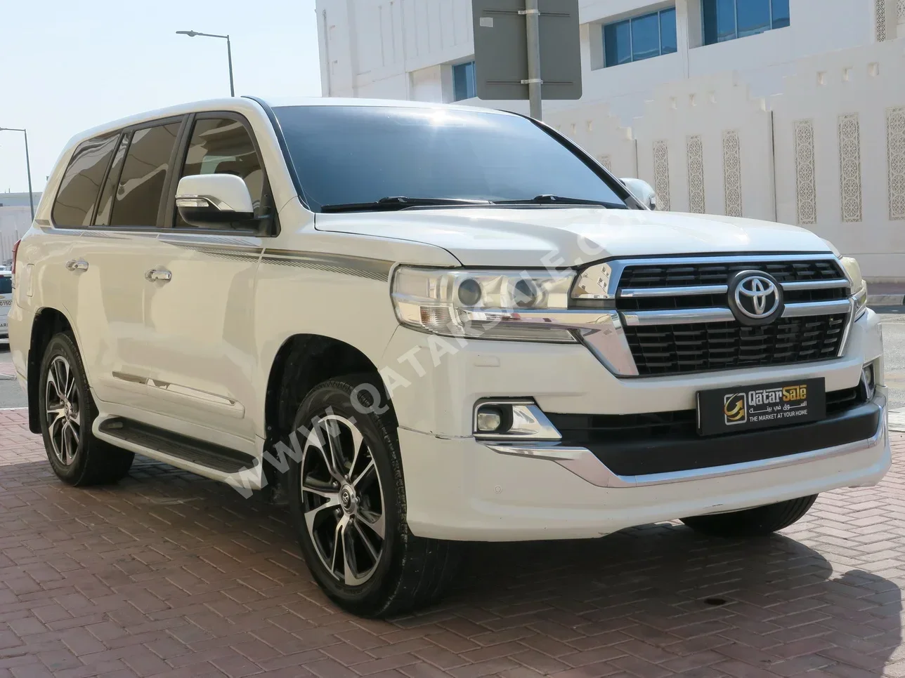 Toyota  Land Cruiser  GXR  2016  Automatic  311,000 Km  8 Cylinder  Four Wheel Drive (4WD)  SUV  White