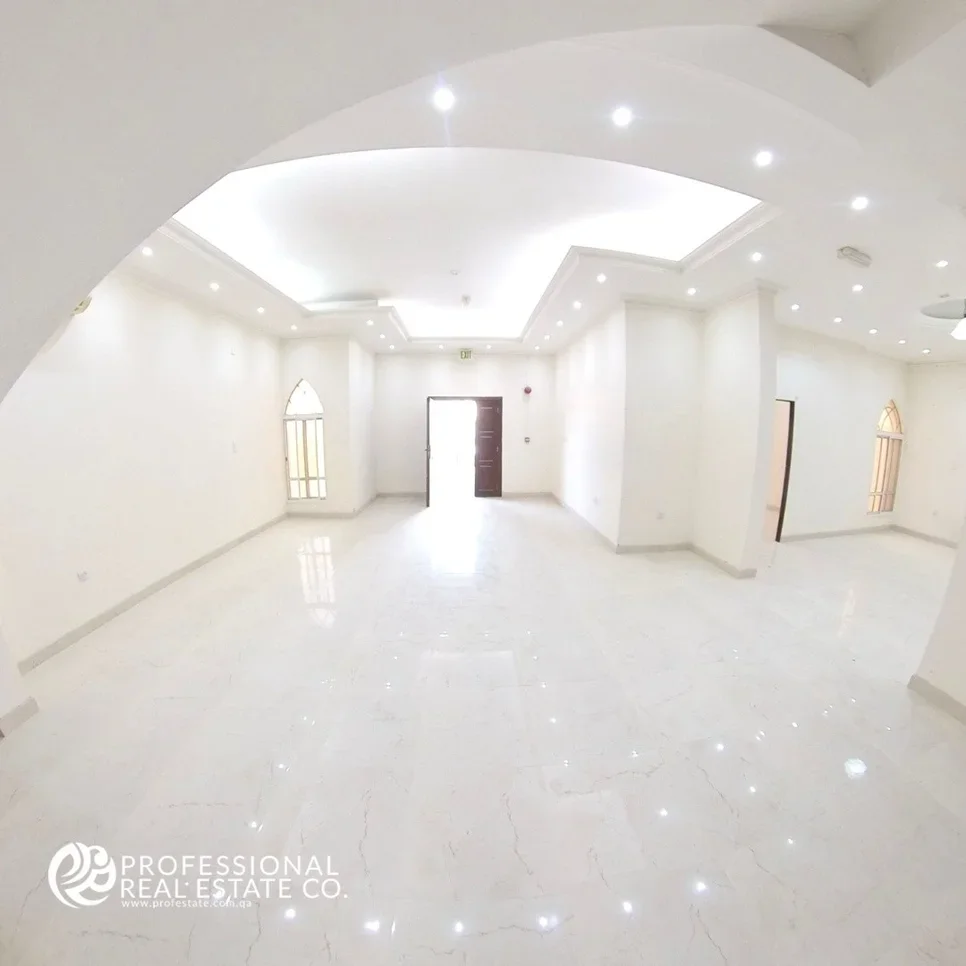 Commercial  - Not Furnished  - Doha  - Al Markhiya  - 5 Bedrooms