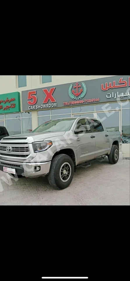 Toyota  Tundra  2014  Automatic  300,000 Km  8 Cylinder  Four Wheel Drive (4WD)  Pick Up  Silver