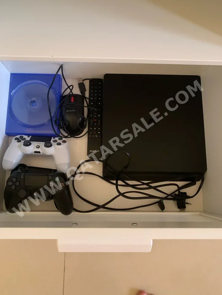 Video Games Consoles - Sony  - PlayStation 4  - 825 GB