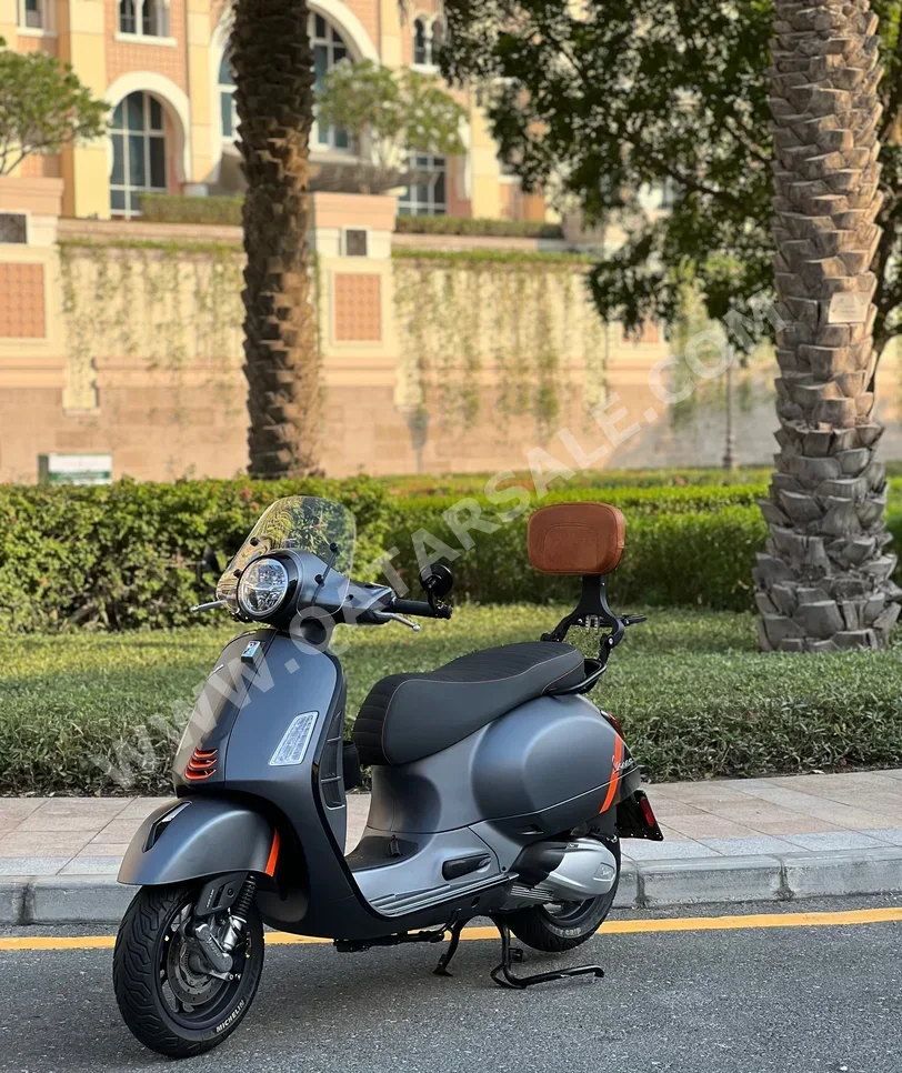 Vespa  GTS SUPERSPORT 300 -  2024 - Color Gray -  Warranty