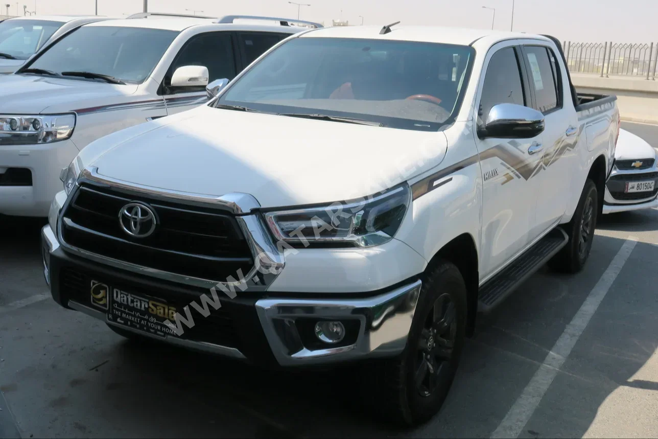 Toyota  Hilux  2024  Automatic  28,000 Km  4 Cylinder  Four Wheel Drive (4WD)  Pick Up  White  With Warranty