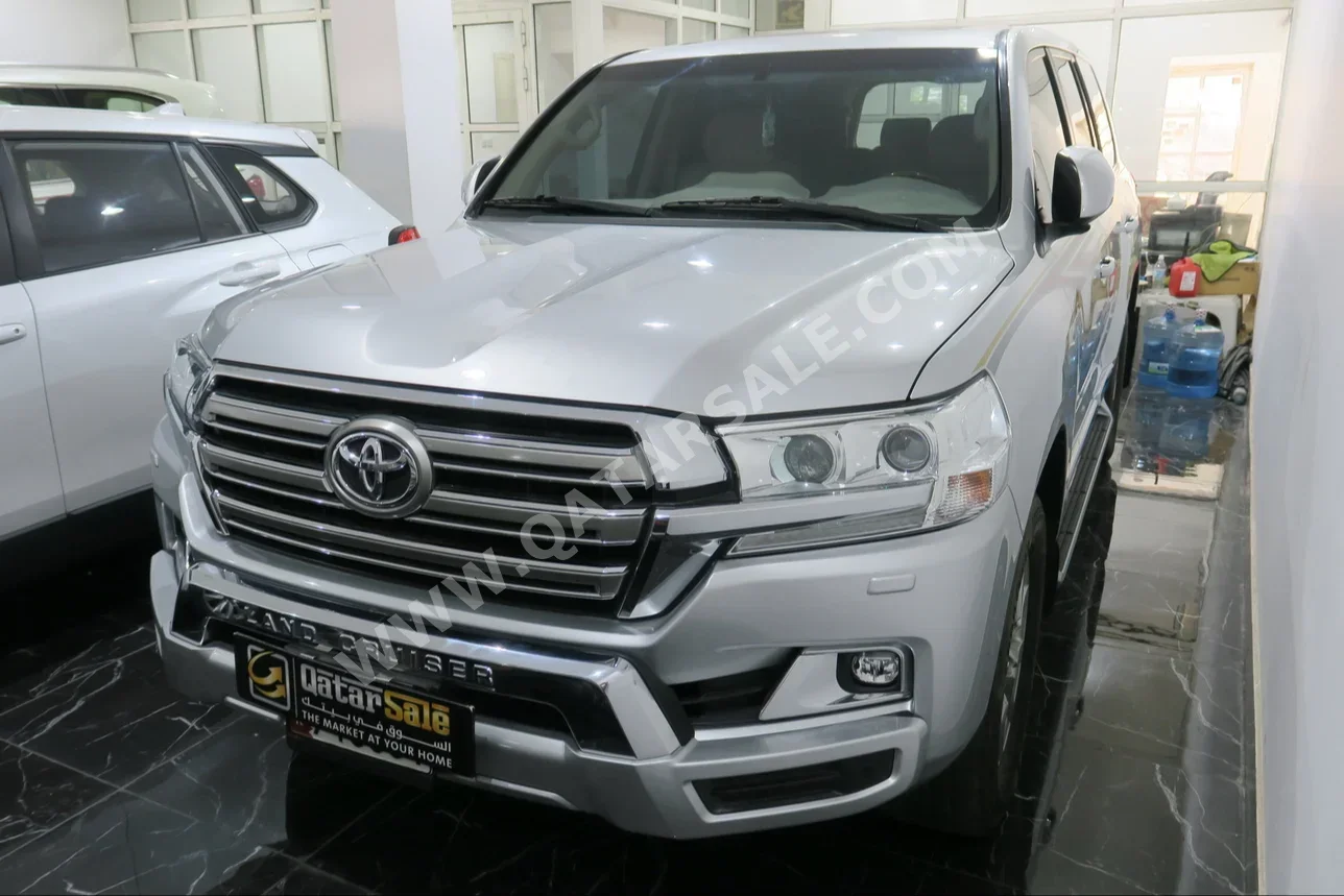 Toyota  Land Cruiser  GXR  2018  Automatic  72,000 Km  8 Cylinder  Four Wheel Drive (4WD)  SUV  Silver