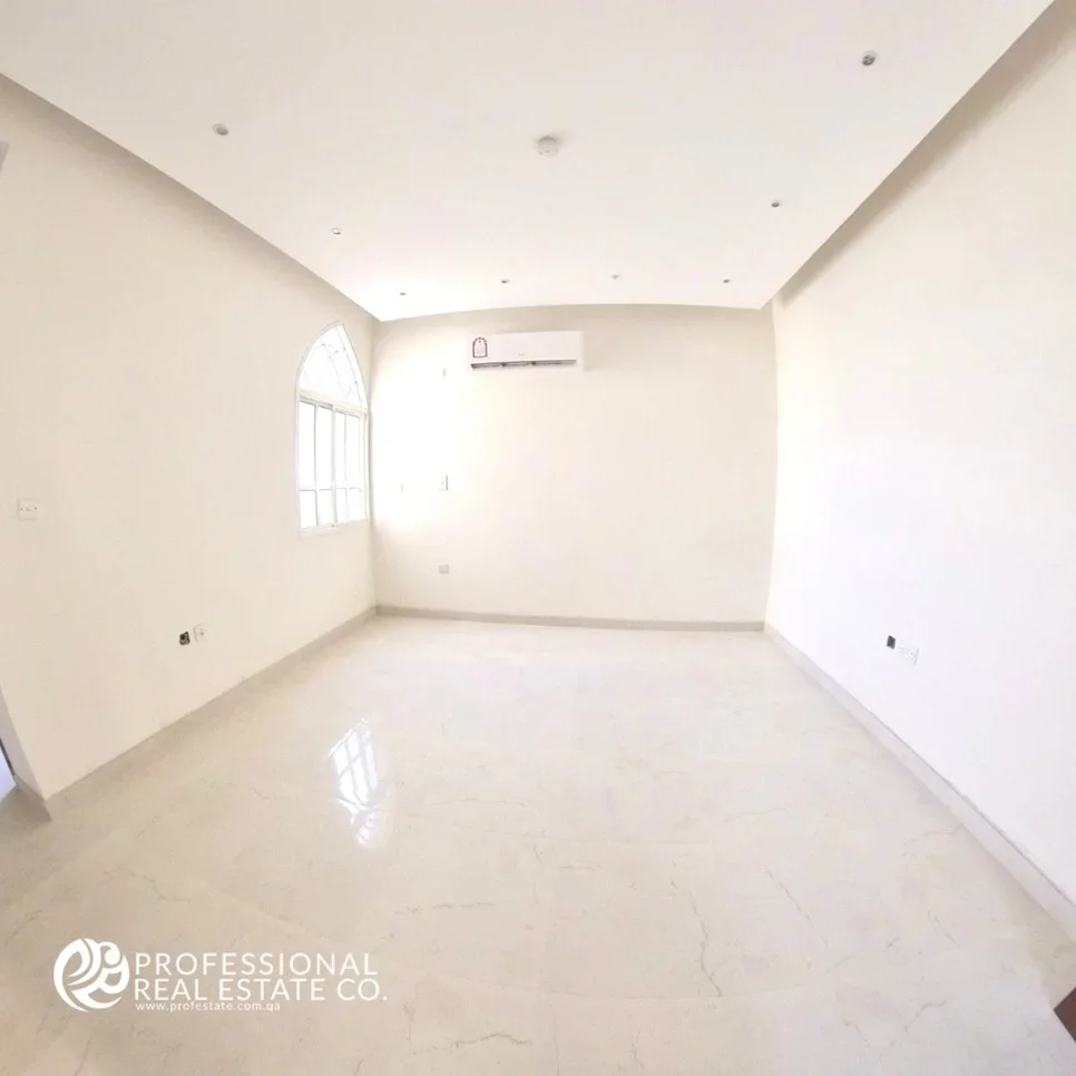 Commercial  - Not Furnished  - Doha  - Al Markhiya  - 5 Bedrooms