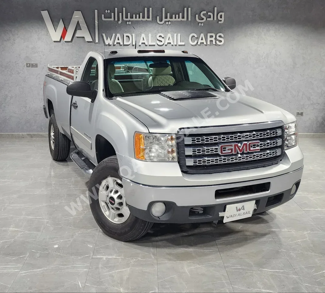 GMC  Sierra  2500 HD  2014  Automatic  166,000 Km  8 Cylinder  Four Wheel Drive (4WD)  Pick Up  Silver