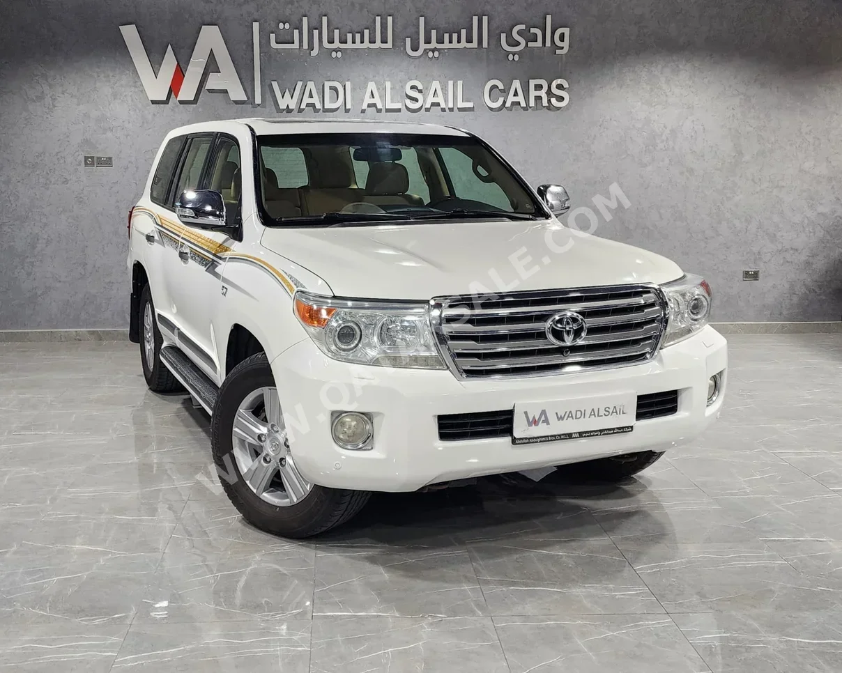 Toyota  Land Cruiser  VXR  2013  Automatic  335,000 Km  8 Cylinder  Four Wheel Drive (4WD)  SUV  White