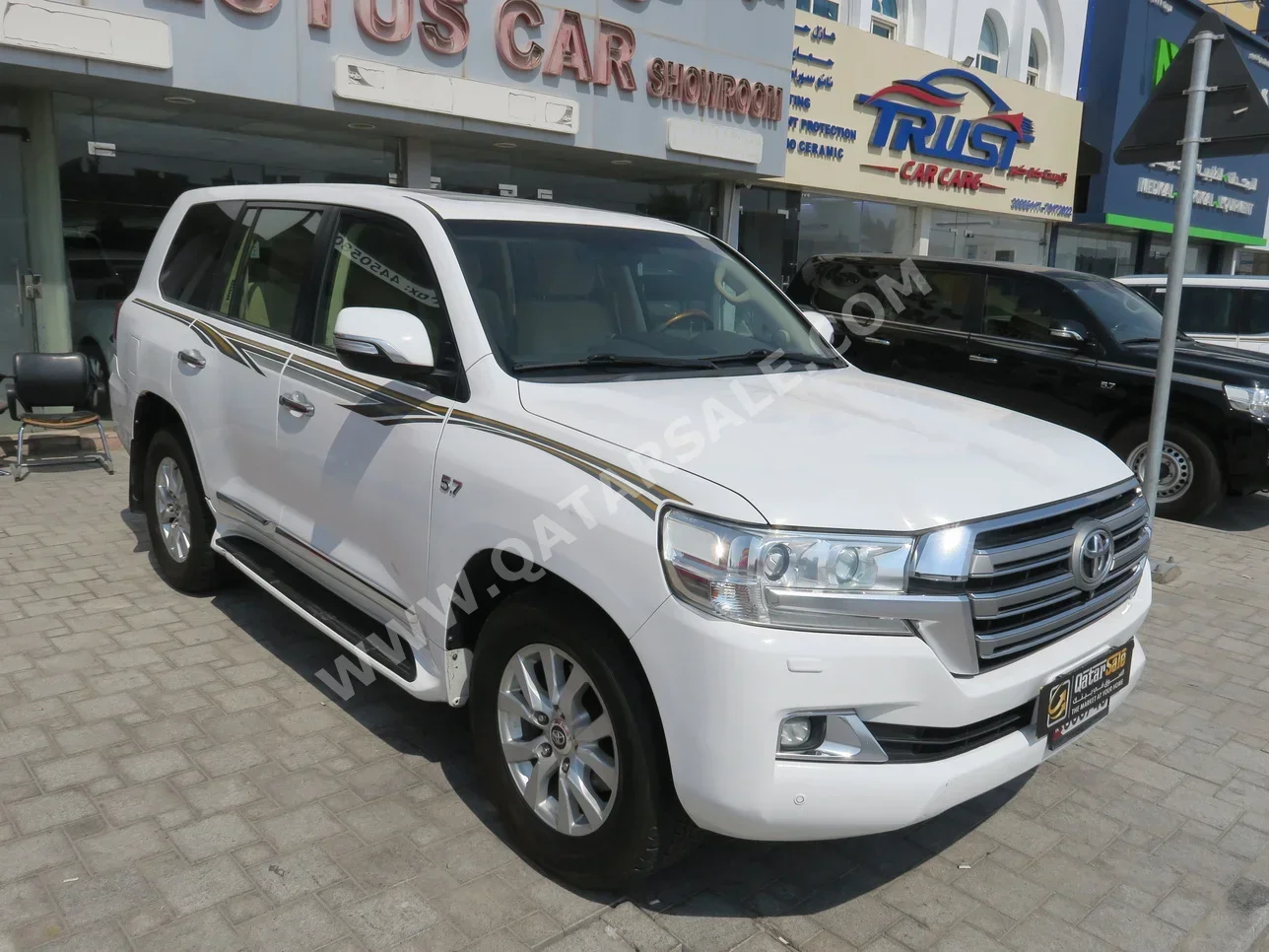 Toyota  Land Cruiser  VXR  2017  Automatic  270,000 Km  8 Cylinder  Four Wheel Drive (4WD)  SUV  White