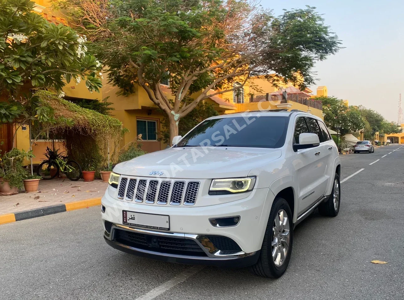 Jeep  Grand Cherokee  Summit  2016  Automatic  120,000 Km  8 Cylinder  Four Wheel Drive (4WD)  SUV  White